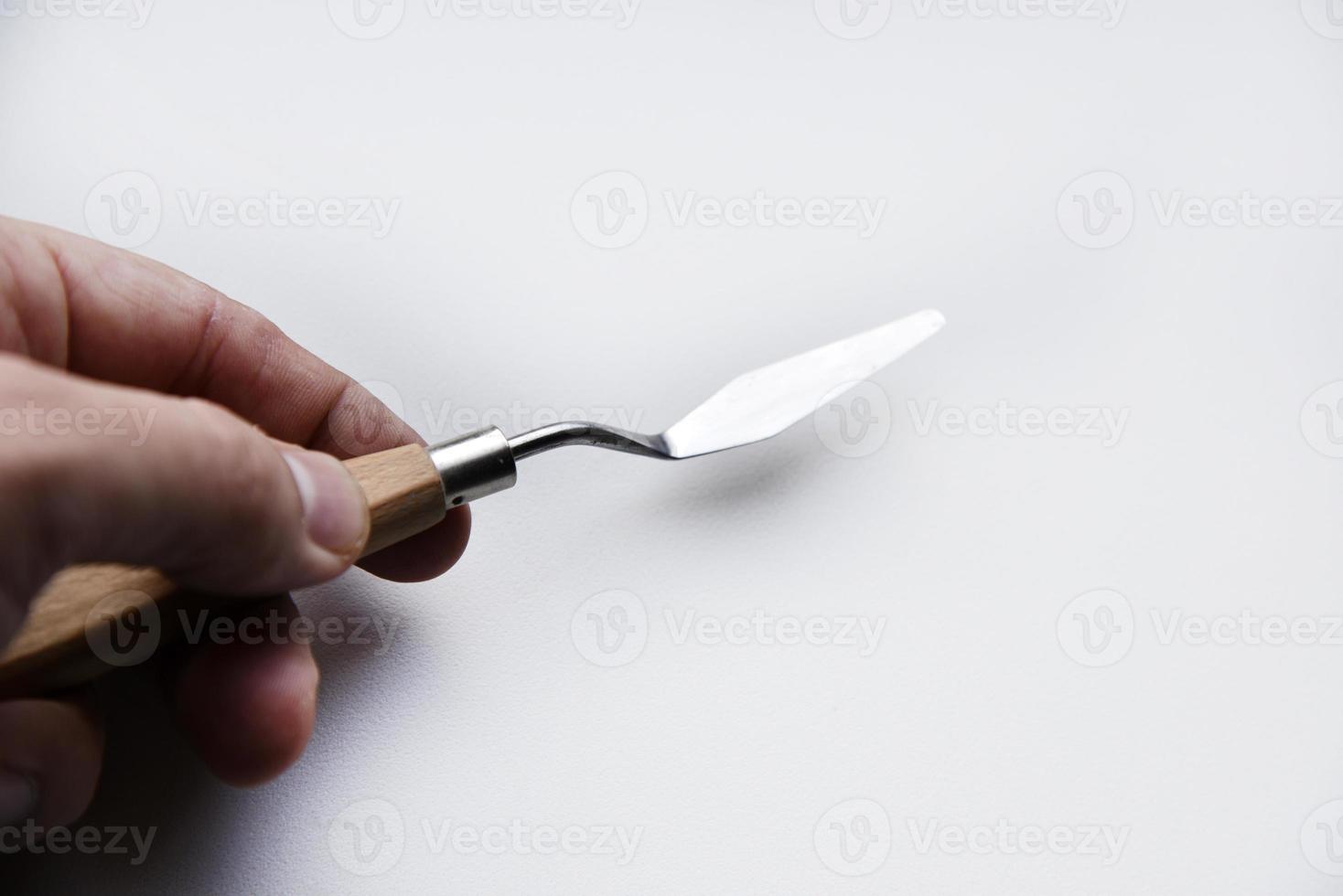 palet mes Nee. 4 artistiek ijzer met een houten omgaan met Aan een wit achtergrond. een artiest verf hulpmiddel. foto