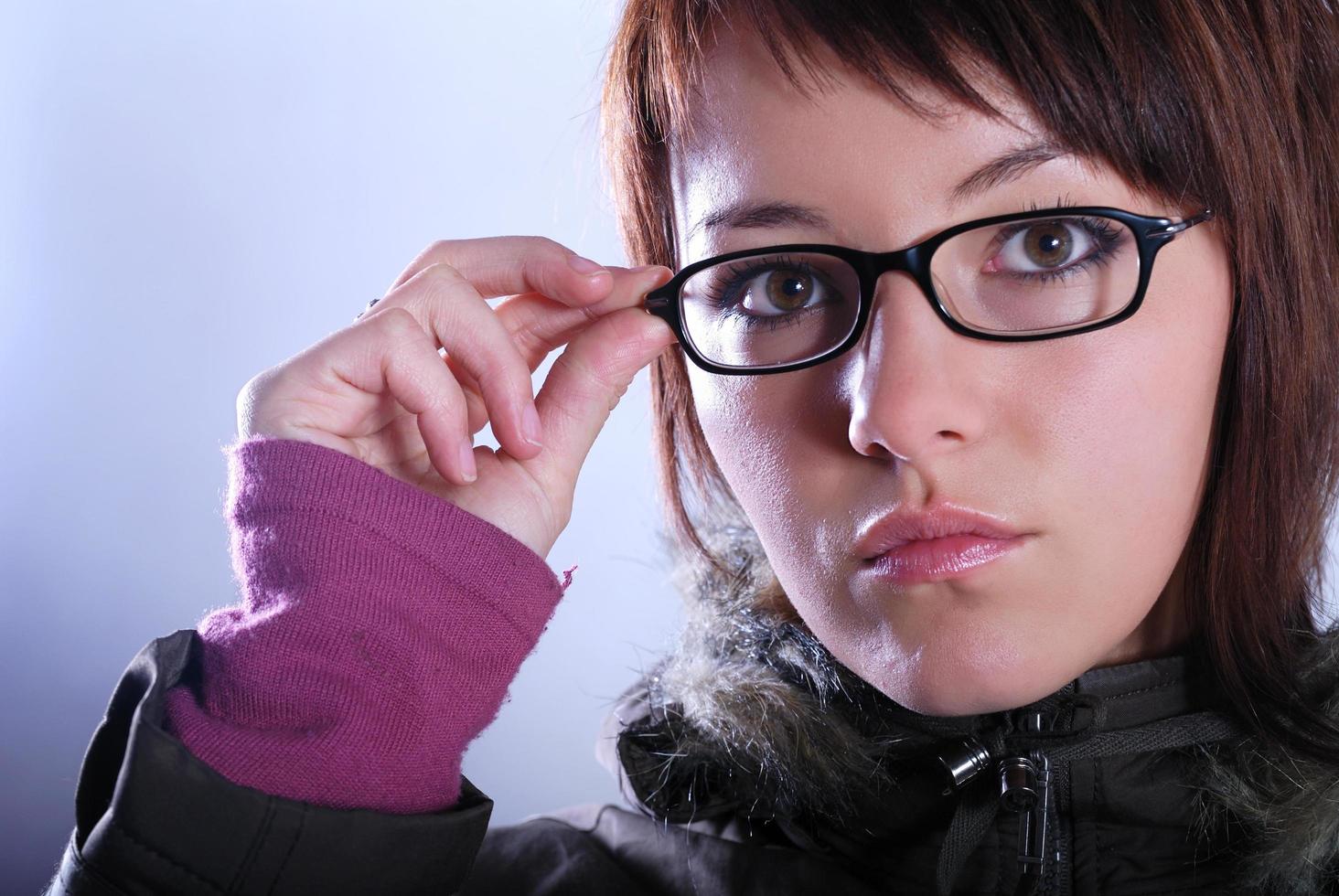 portret van een jong vrouw vervelend bril foto