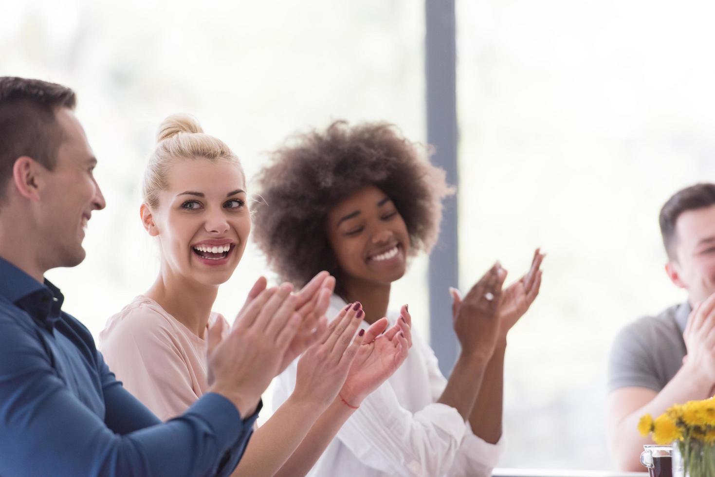 multi-etnisch opstarten groep van jong bedrijf mensen vieren succes foto