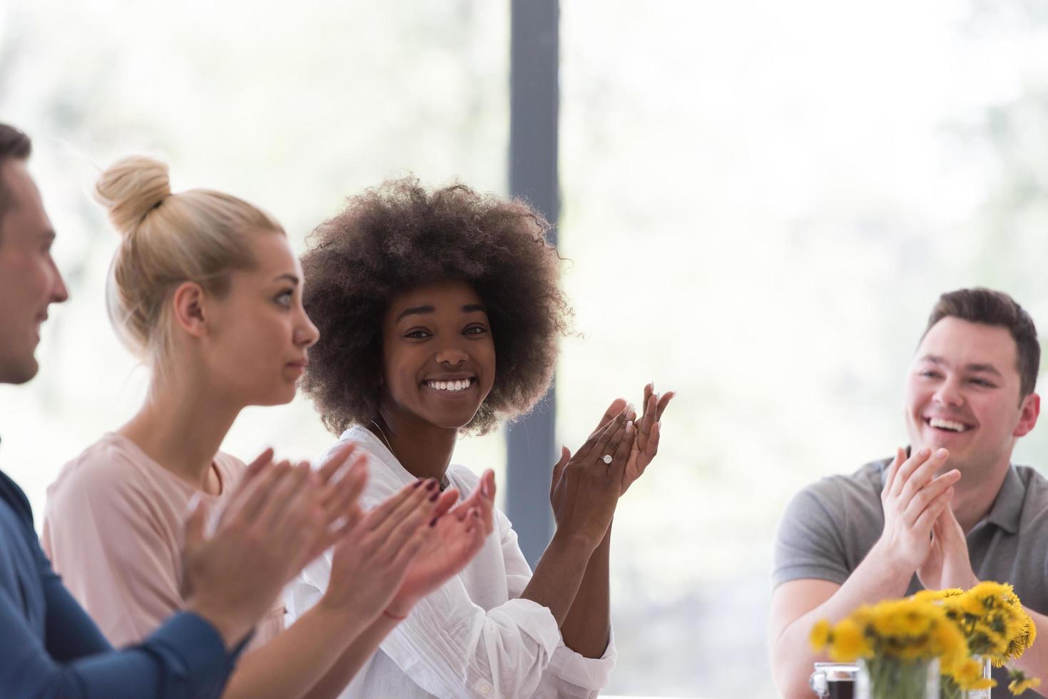 multi-etnisch opstarten groep van jong bedrijf mensen vieren succes foto