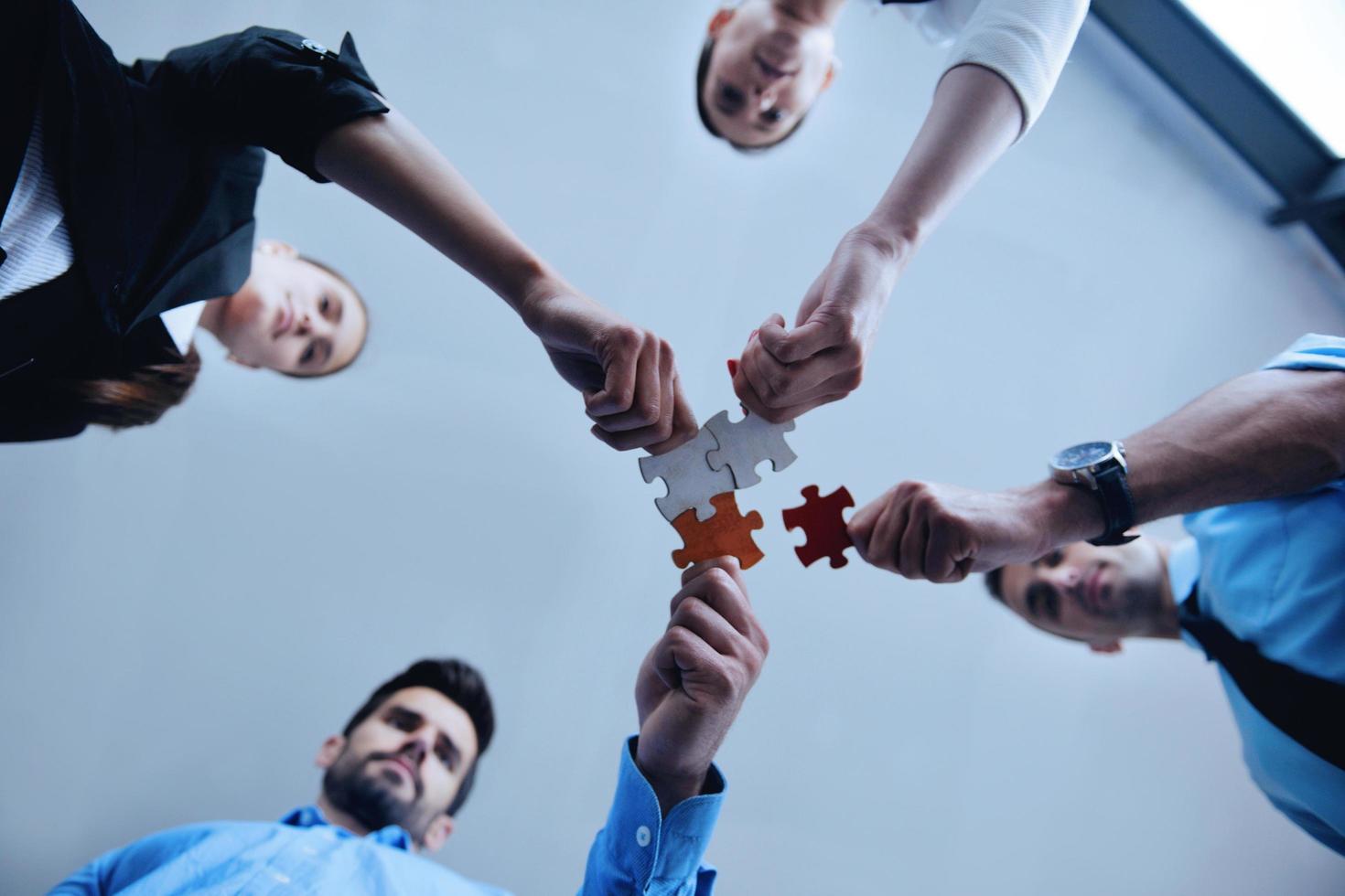 groep van bedrijf mensen in elkaar zetten decoupeerzaag puzzel foto