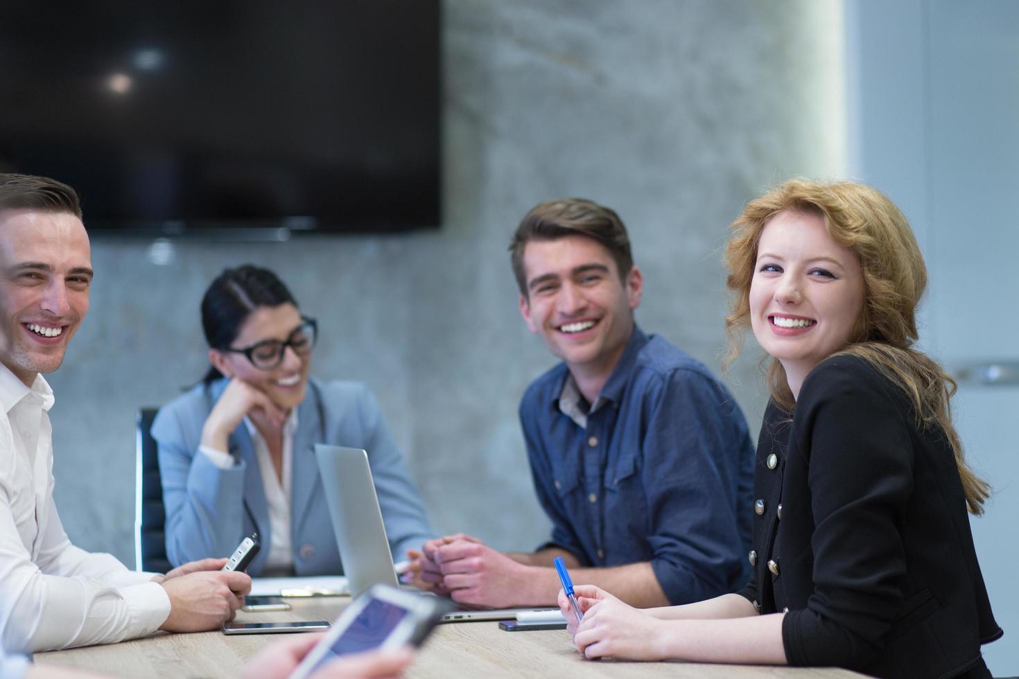 opstarten business team tijdens een bijeenkomst in modern kantoorgebouw foto