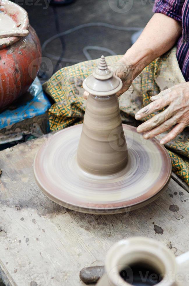 pottenbakker man handen vormgeven van keramische vaartuigen foto