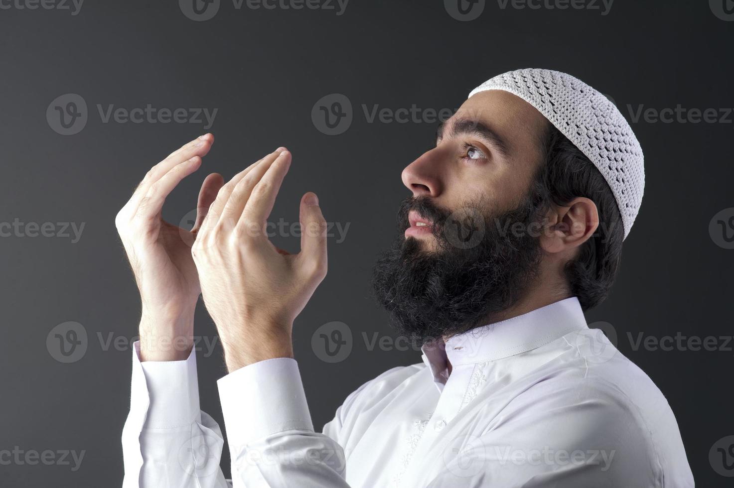 Arabische moslim man bidden foto