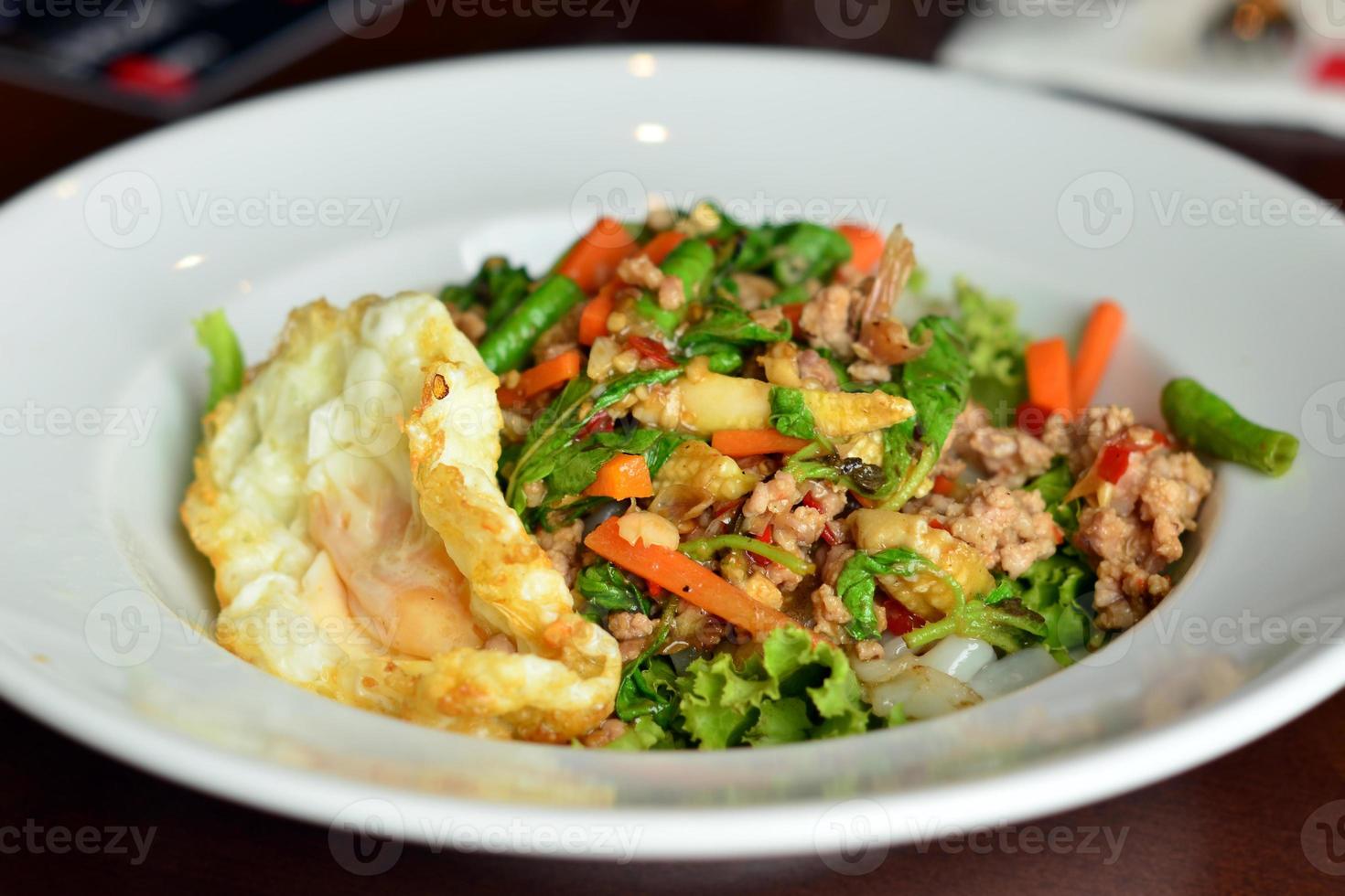 thai noodle gebakken roer basilicum met varkensgehakt met gebakken ei foto