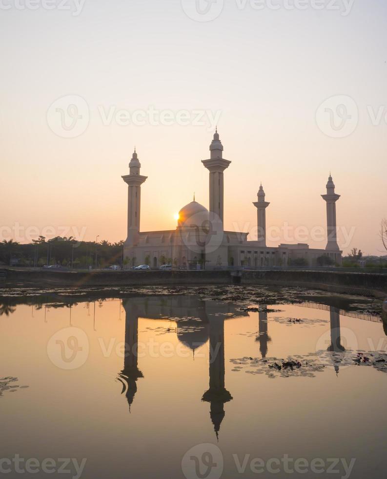 moskee bij zonsopgang foto