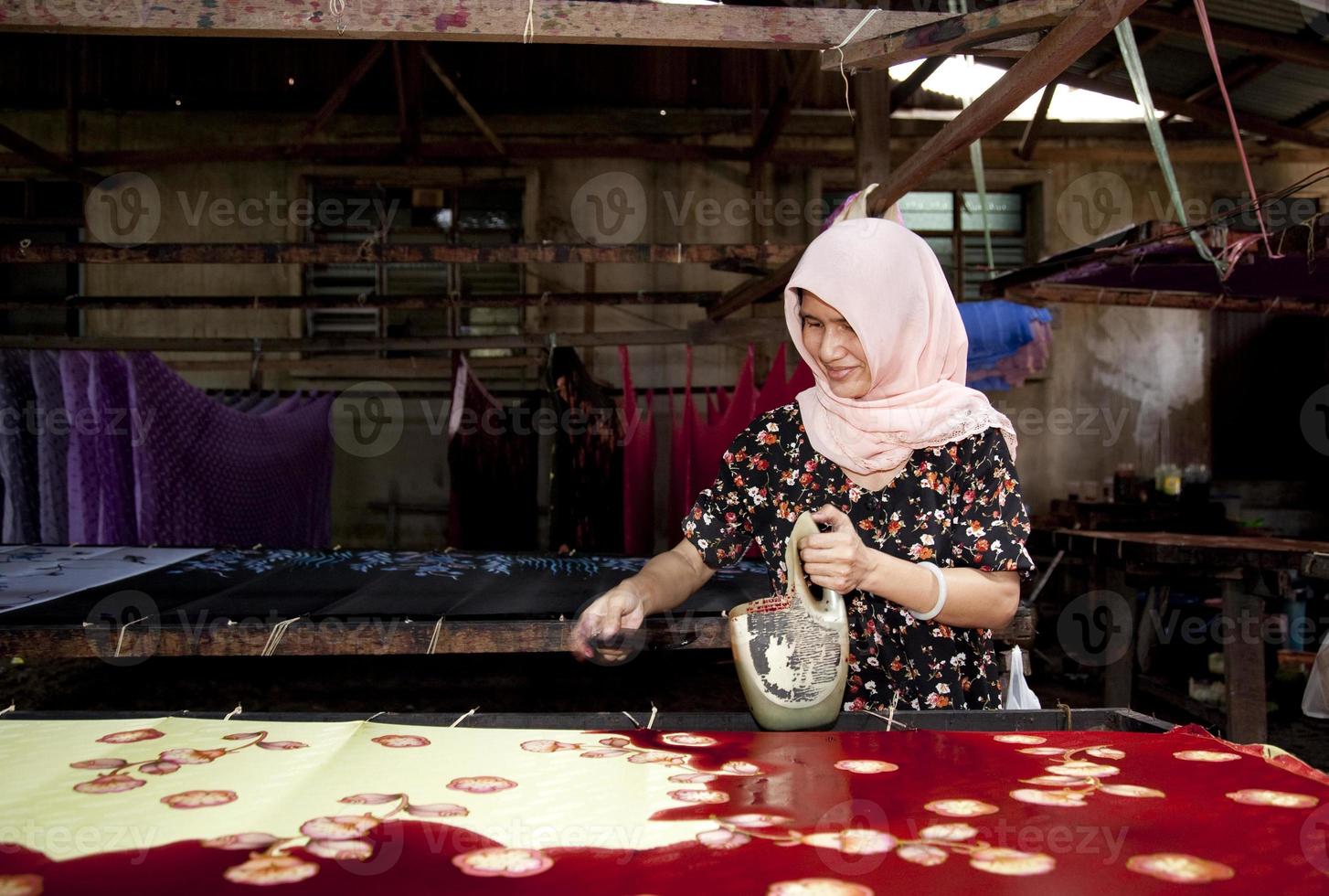 Maleisië, batik maken, kleurrijke kleding. foto