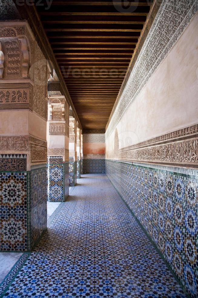 colonnade in het gebouw van ben youssef in marrakech, marokko foto