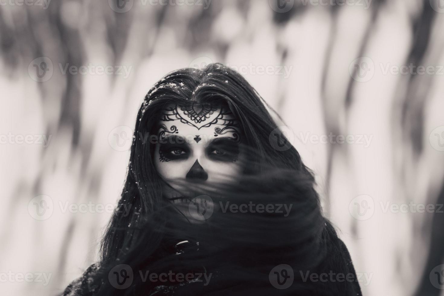 mooie vrouw met halloween suiker schedel make-up foto