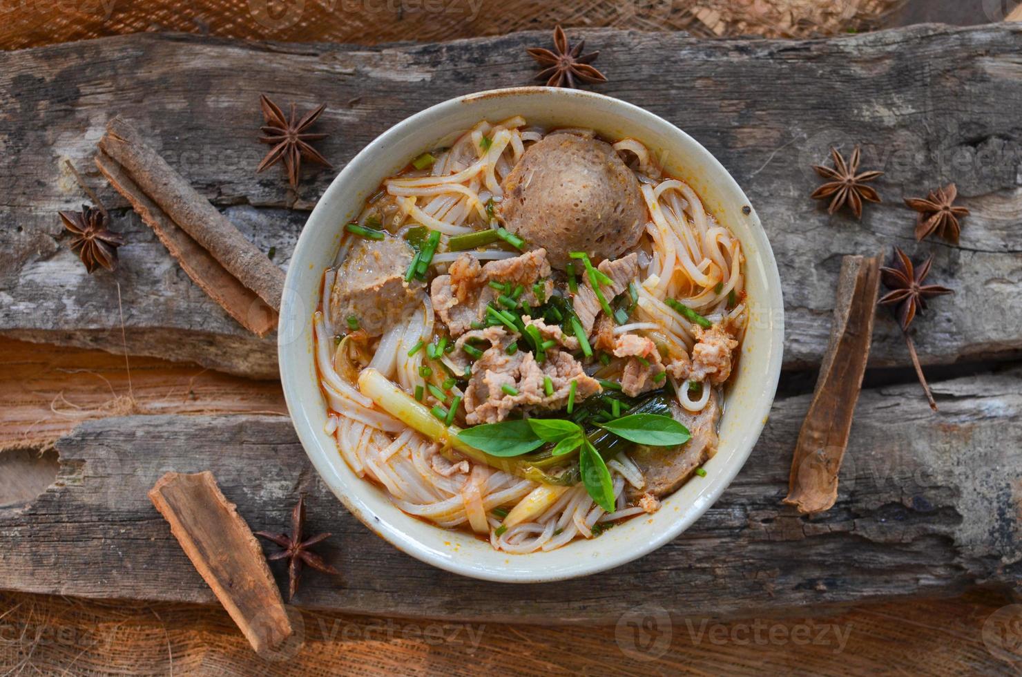 Pho Vietnamese rundvlees soep op een houten achtergrond foto