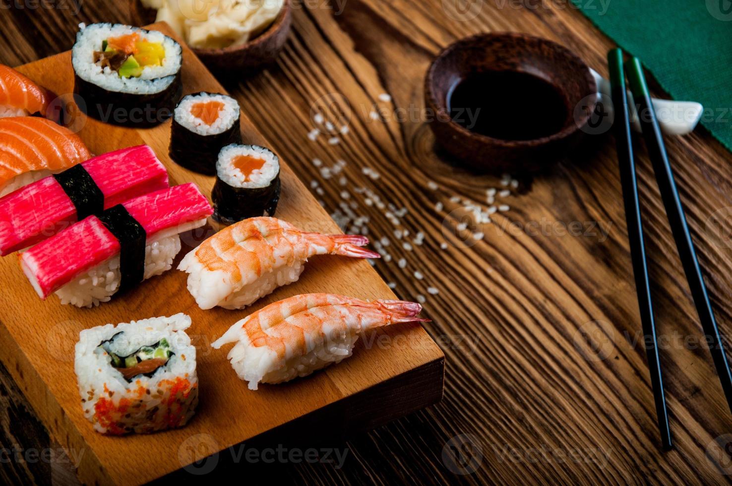 Oosterse Japanse sushi set met zeevruchten foto