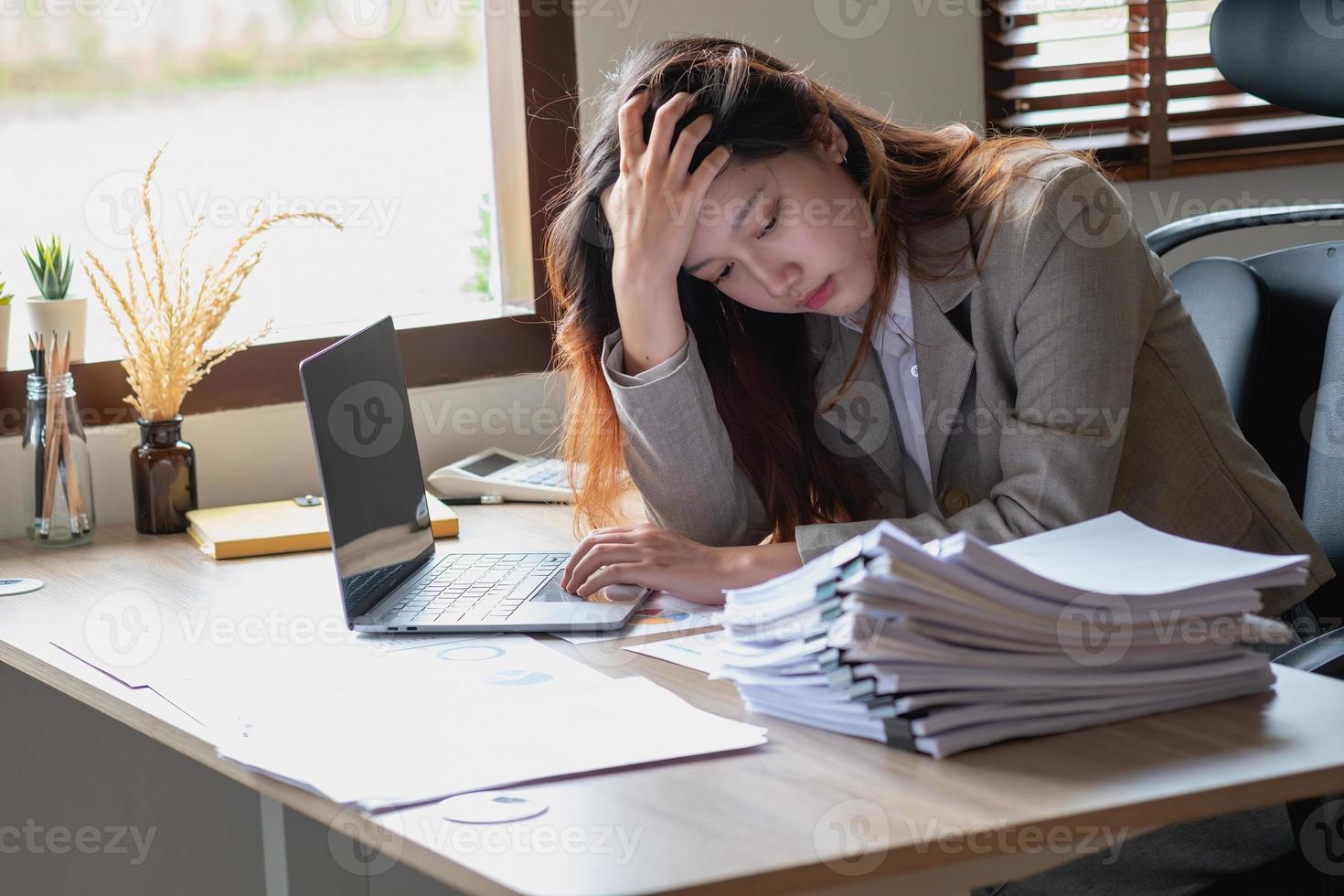 concept burn-out syndroom. zakenvrouw voelt zich ongemakkelijk bij het werken. die wordt veroorzaakt door stress, opgebouwd door onsuccesvol werk en minder rustend lichaam. raadpleeg een gespecialiseerde psychiater. foto