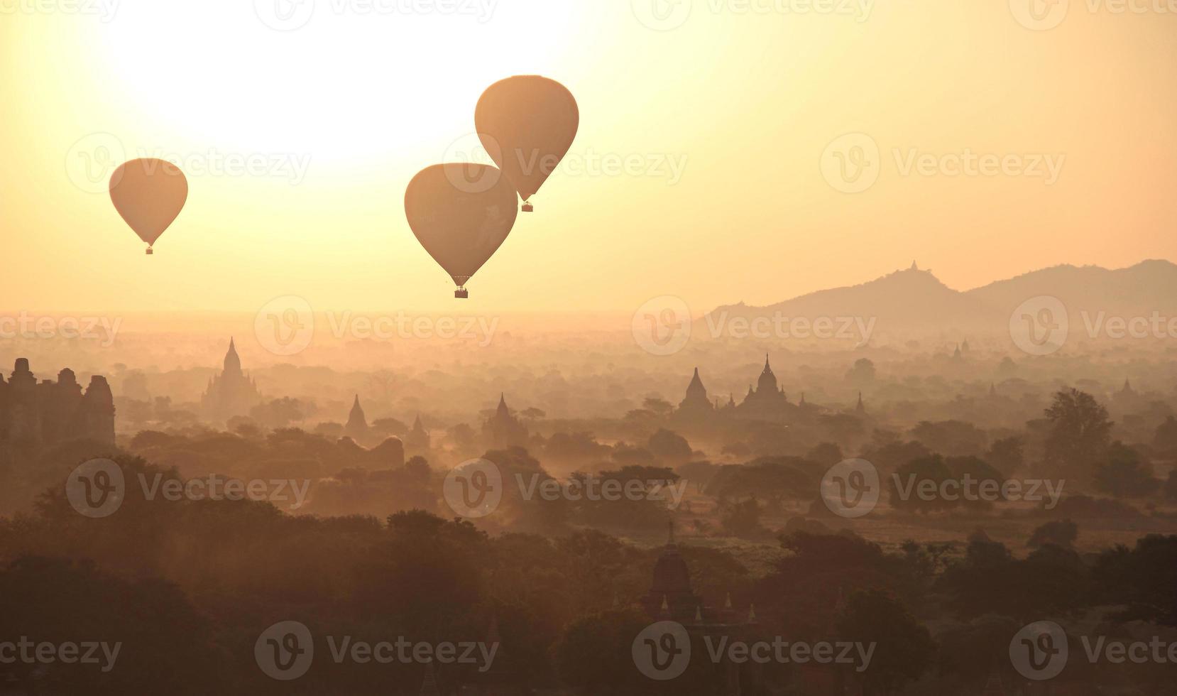 silhouet van hete luchtballonnen foto