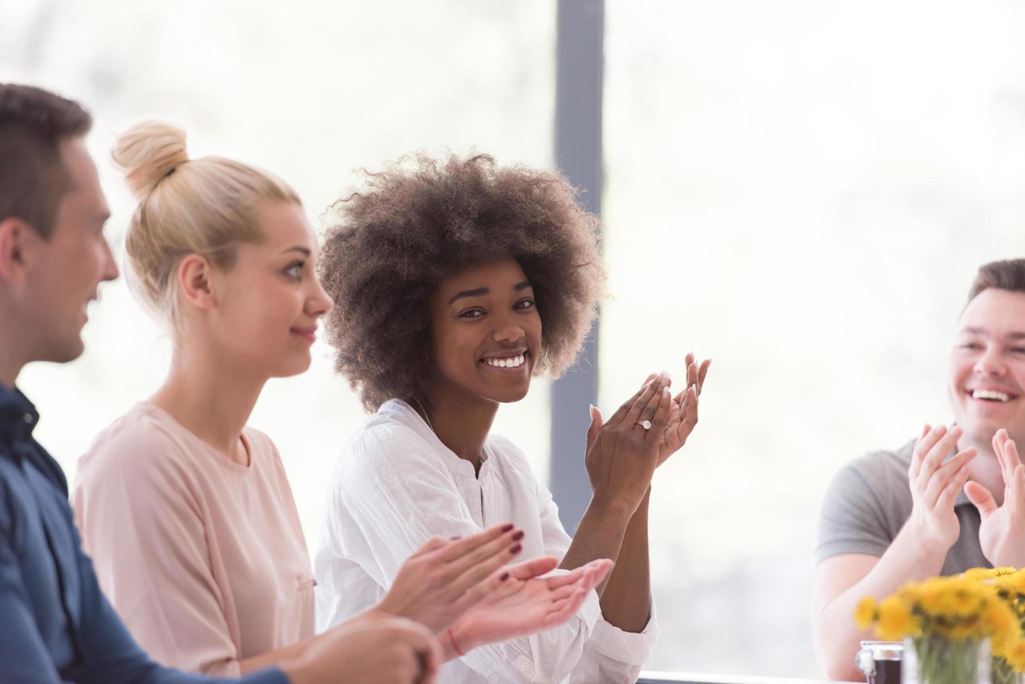 multi-etnisch opstarten groep van jong bedrijf mensen vieren succes foto