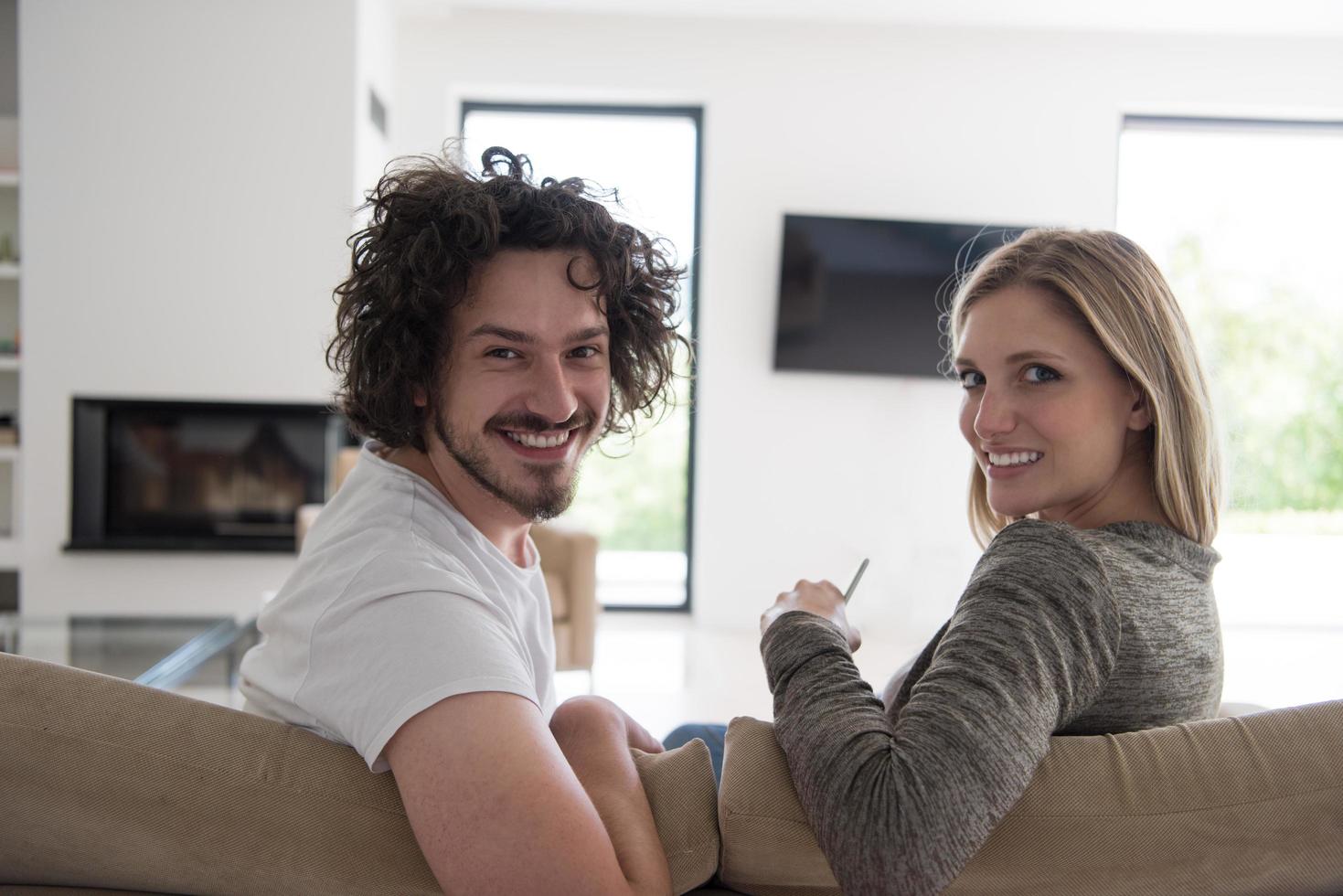 achterzijde visie van paar aan het kijken televisie foto