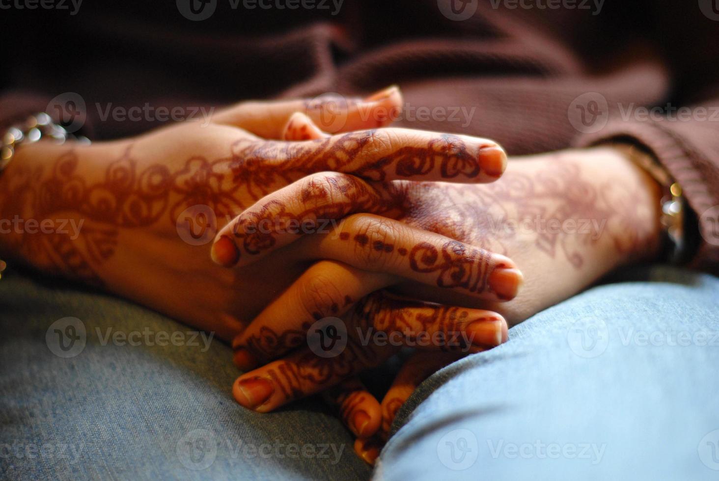 vouwende handen van de bruid ii foto