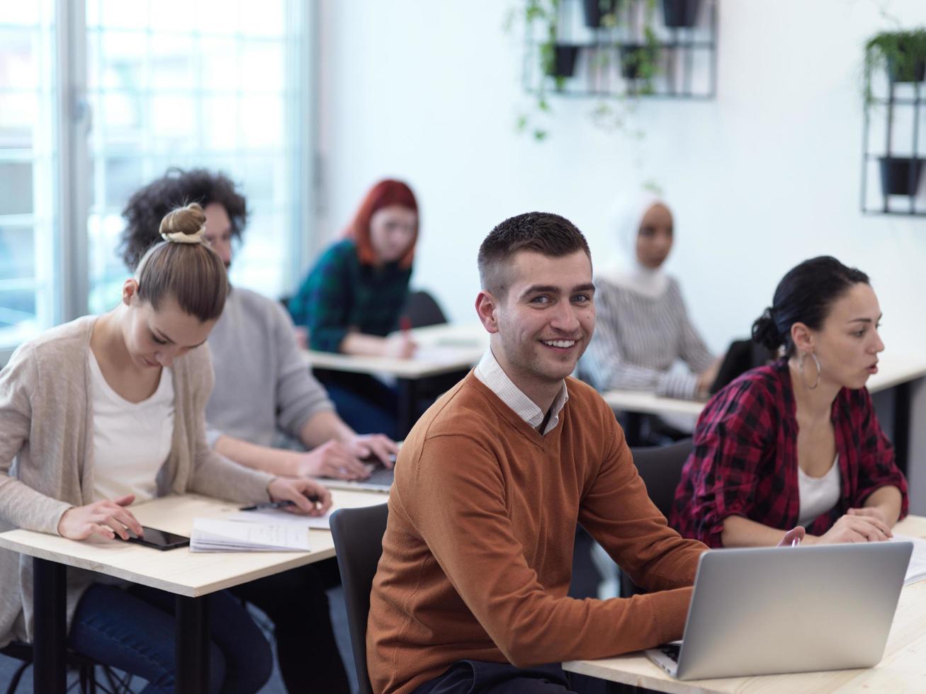 verschillend bedrijf mensen groep Aan bedrijf opleiding foto