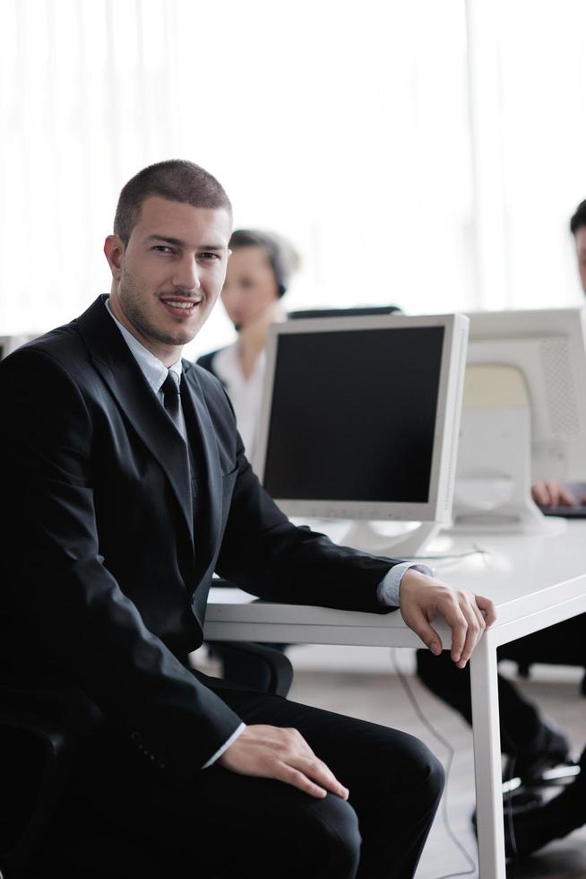 bedrijf mensen groep werken in klant en helpdesk kantoor foto