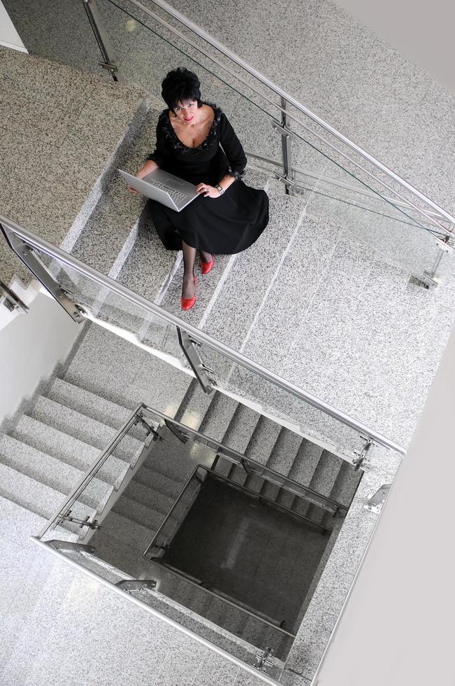 senior vrouw werk Aan laptop foto