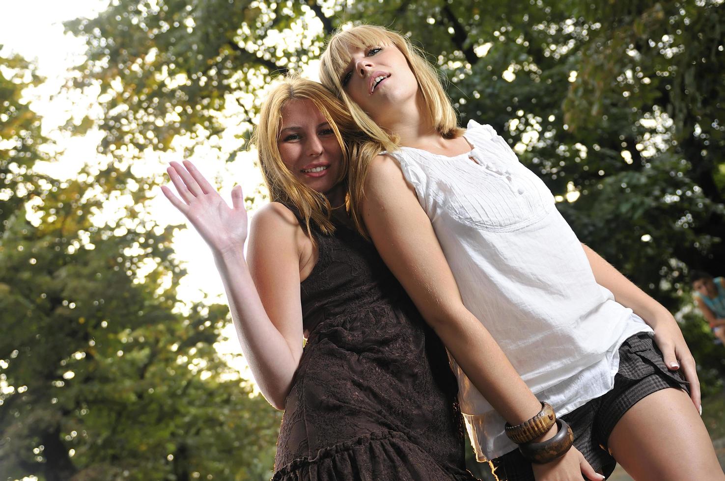 twee meisjes samen buiten in dansen positie klaar voor partij foto