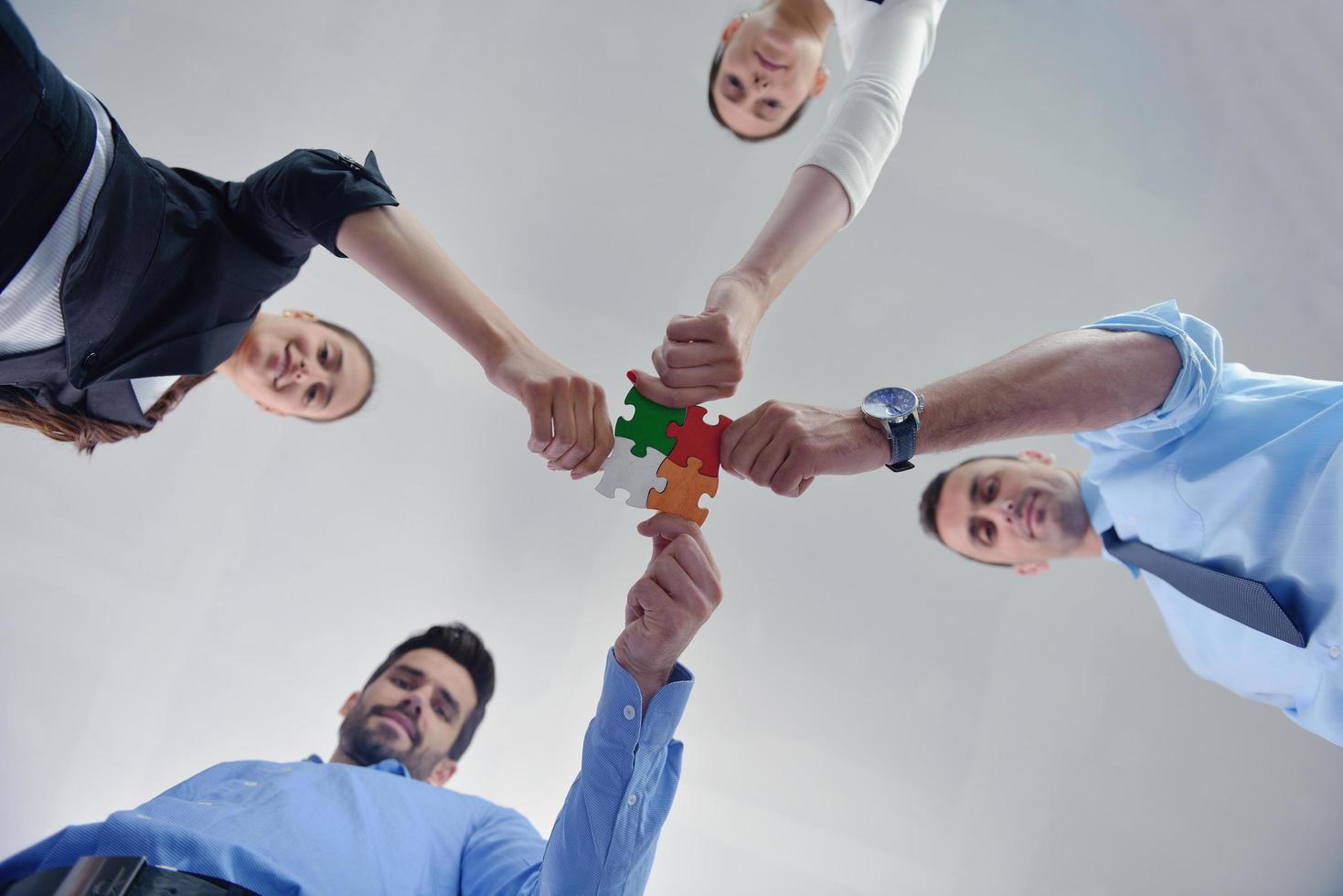 groep van bedrijf mensen in elkaar zetten decoupeerzaag puzzel foto