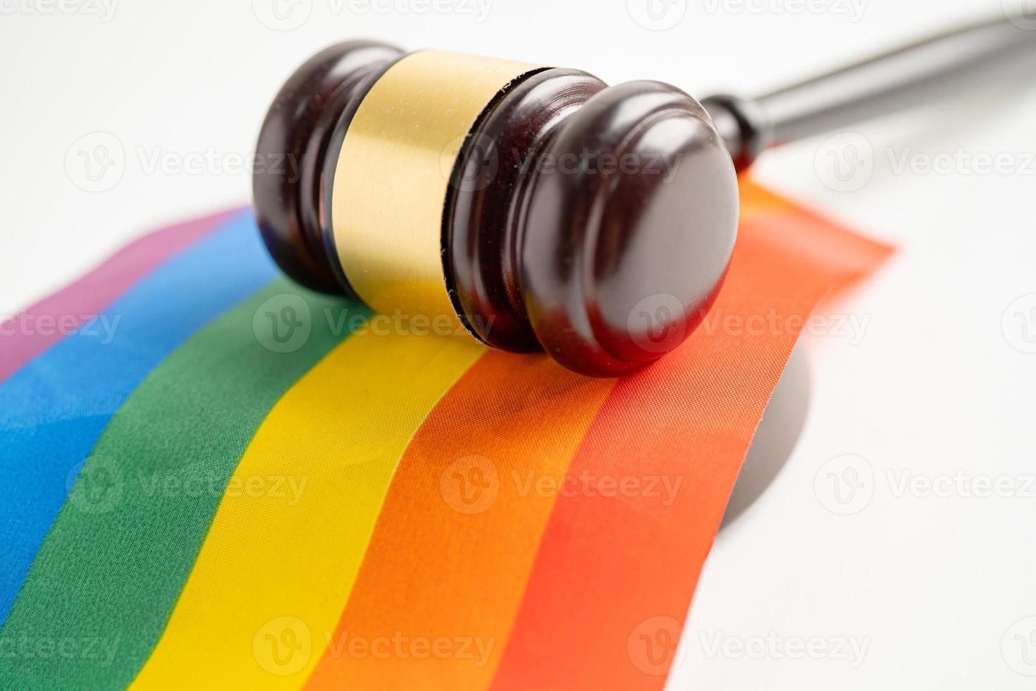 hamer voor rechter-advocaat op regenboogvlag, symbool van lgbt-trotsmaand vier jaarlijks in juni sociaal van homo, lesbienne, biseksueel, transgender, mensenrechten. foto