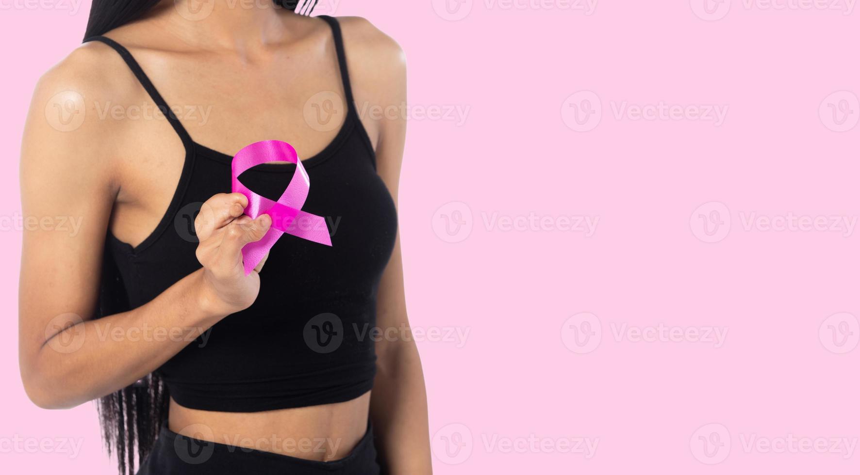 oktober borst kanker bewustzijn maand, gebruind huid onbekwaamheid vrouw hand- houden roze lint voor ondersteunen mensen wereld campagne. Internationale Dames, moeder en wereld kanker dag concept kopiëren ruimte foto