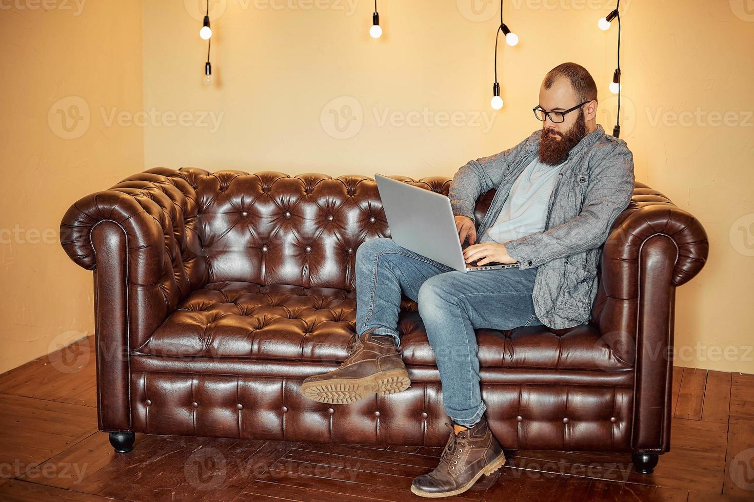 een geslaagd Mens maakt online transacties met de bank Aan een laptop foto