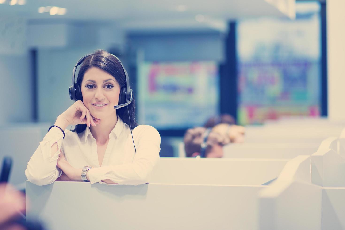 vrouw telefoontje centrum operator aan het doen haar baan foto