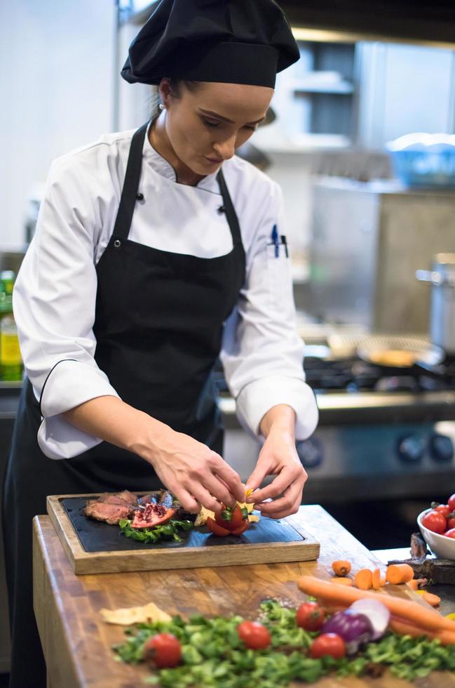 vrouw chef voorbereidingen treffen rundvlees steak foto