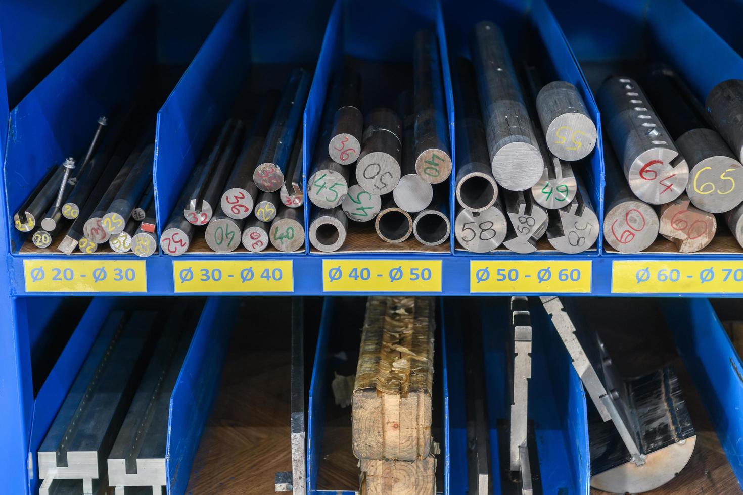 pijpen, metaal stukken en divers metaal onderdelen voor een cnc machine staand Aan een plank foto