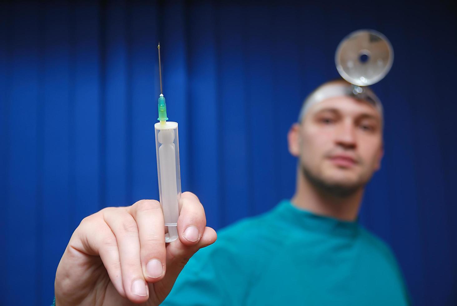 dokter met injectie foto