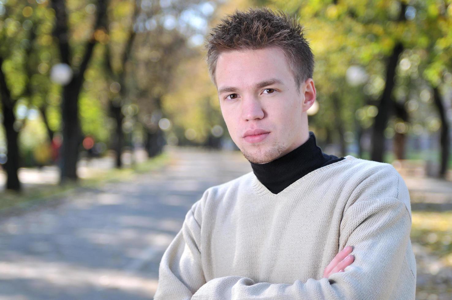 gelukkig jong gewoontjes Mens buitenshuis portret poseren foto