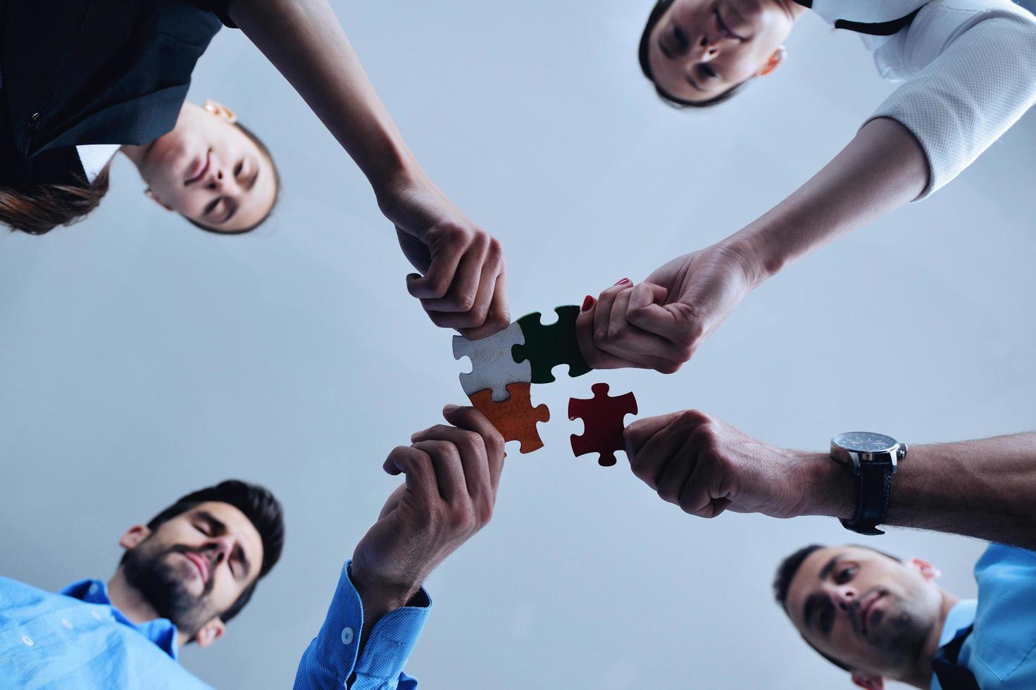 groep van bedrijf mensen in elkaar zetten decoupeerzaag puzzel foto