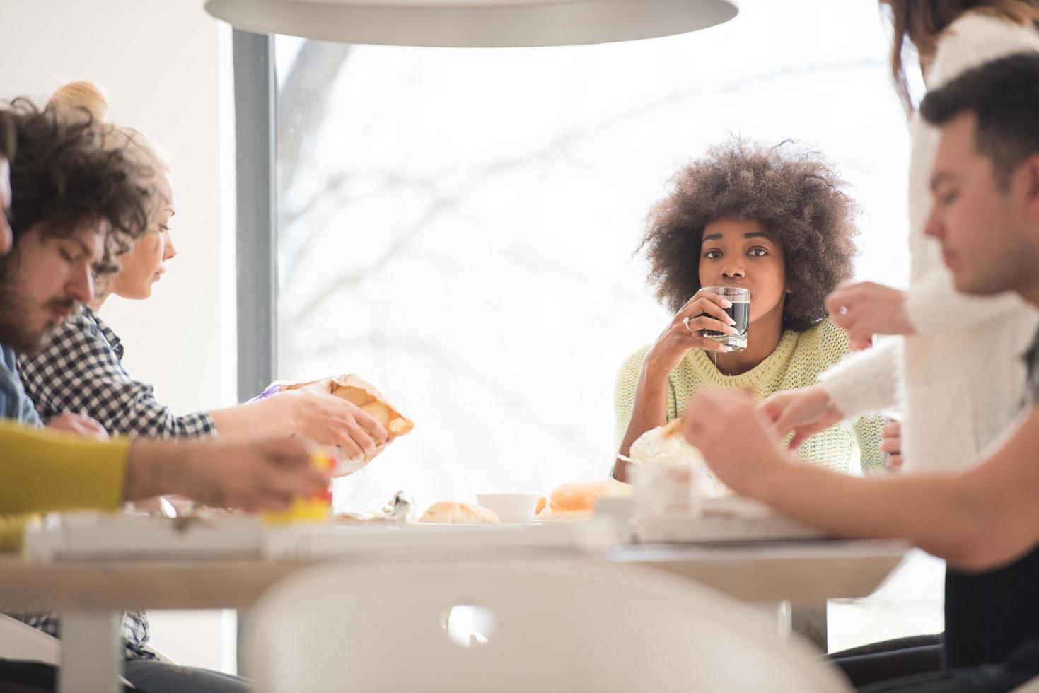 multi-etnisch groep van gelukkig vrienden lunch tijd foto