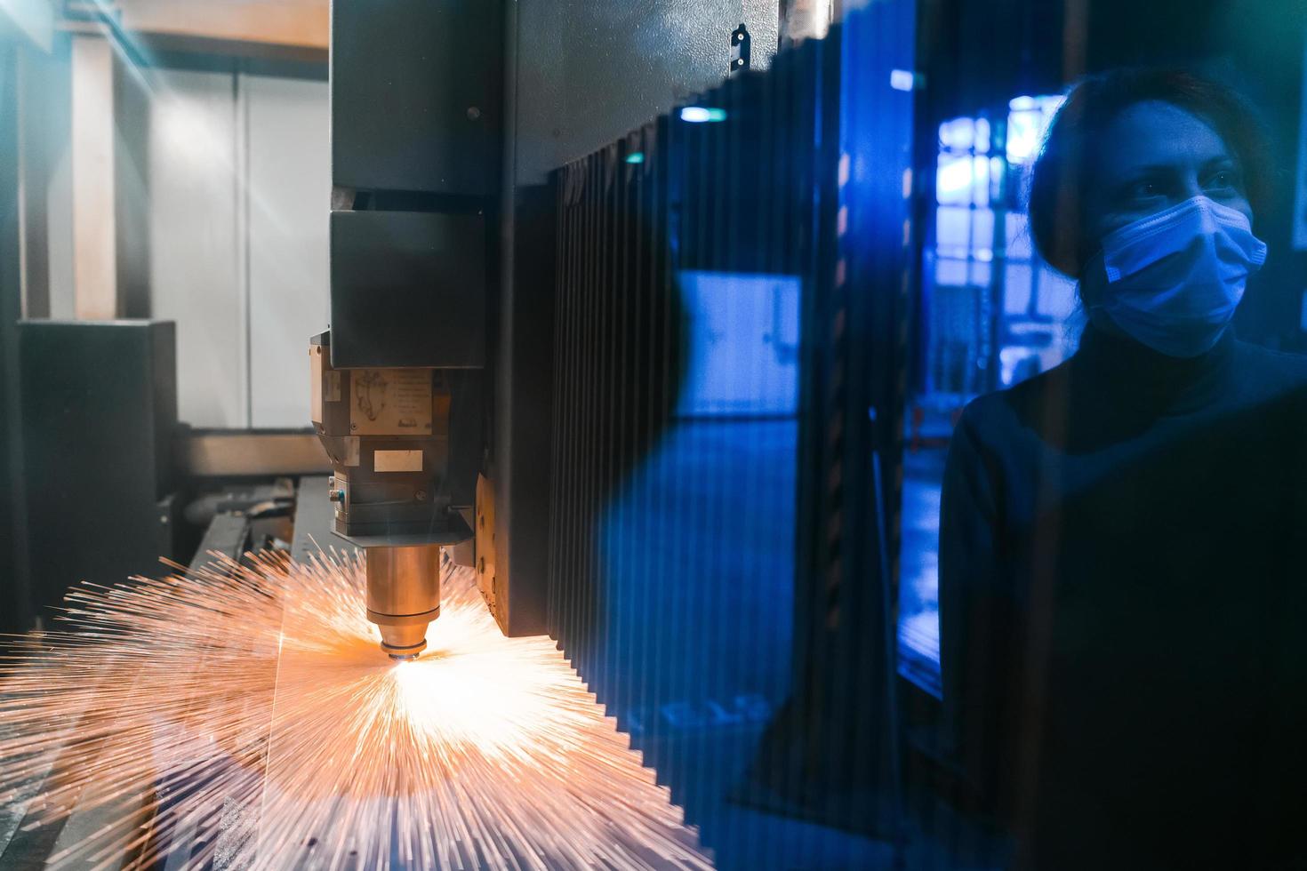 kalkoen, 2022 - vonken vlieg uit machine hoofd voor metaal verwerken laser metaal Aan metallurgisch fabriek achtergrond. fabricage afgewerkt onderdelen voor automotive productie concept foto