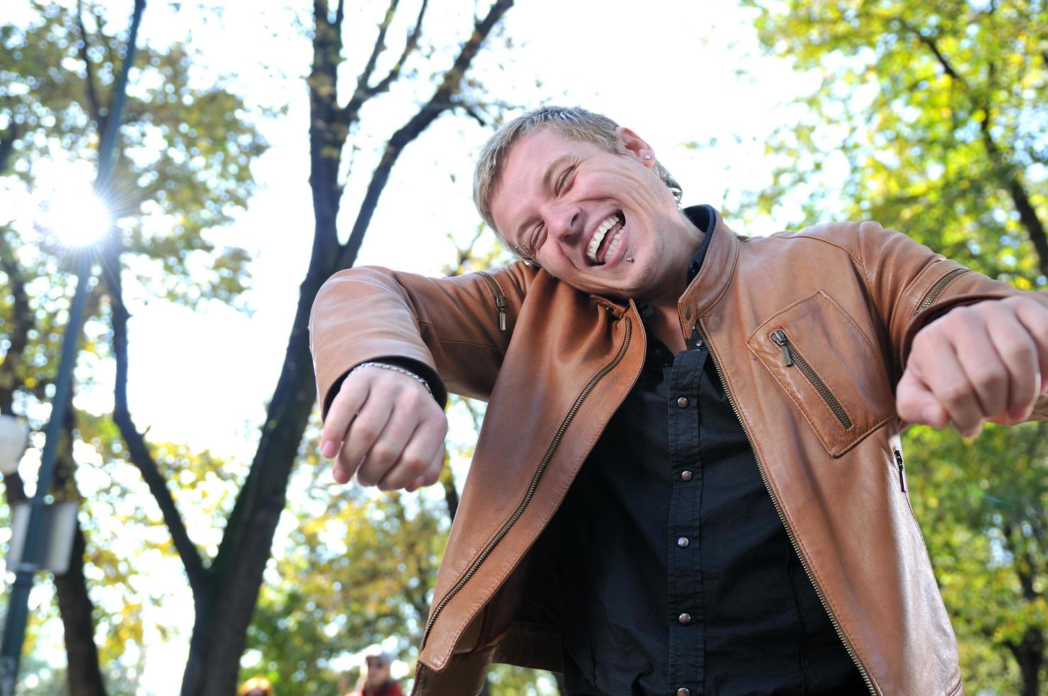 gelukkig jong gewoontjes Mens buitenshuis portret poseren foto