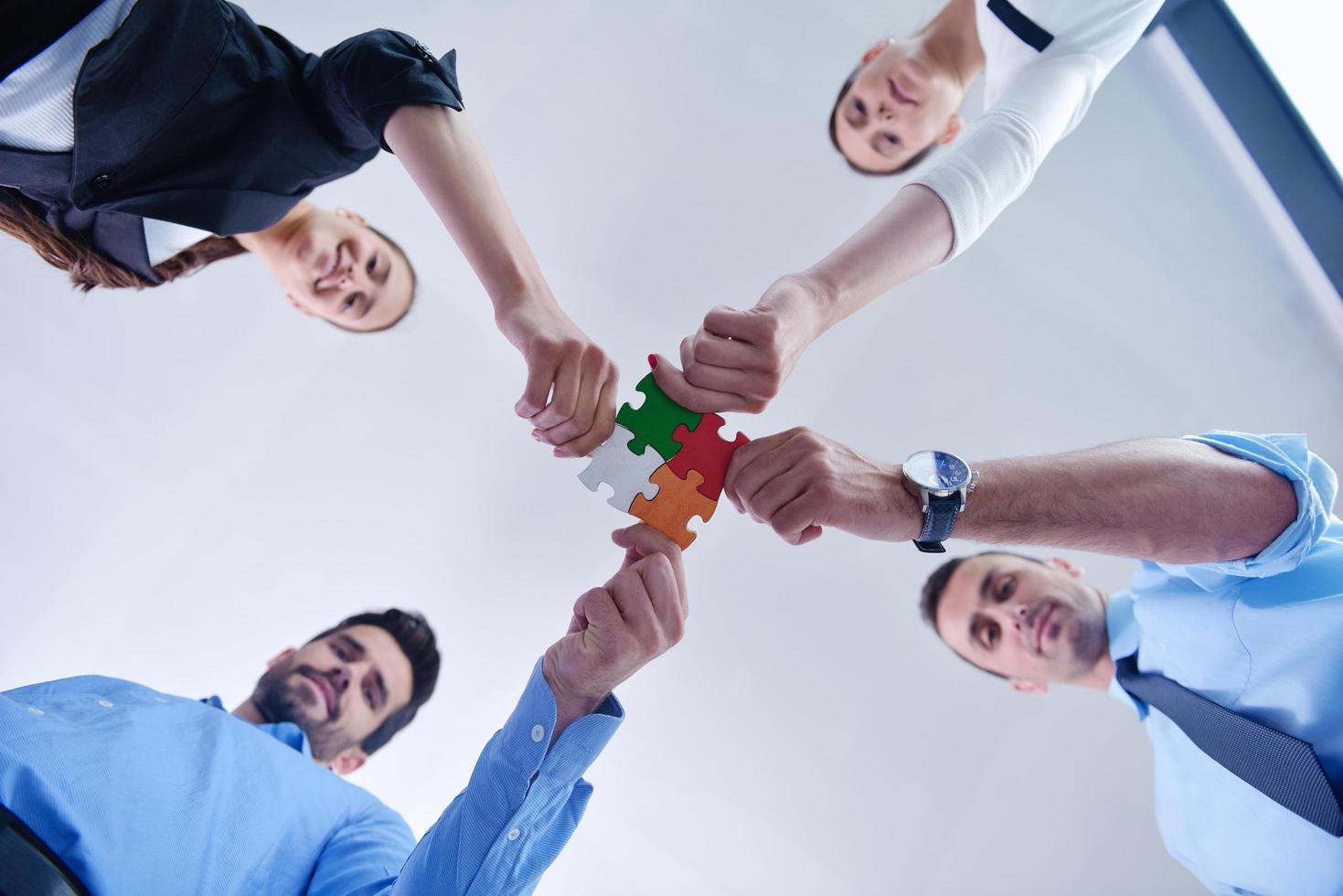 groep van bedrijf mensen in elkaar zetten decoupeerzaag puzzel foto