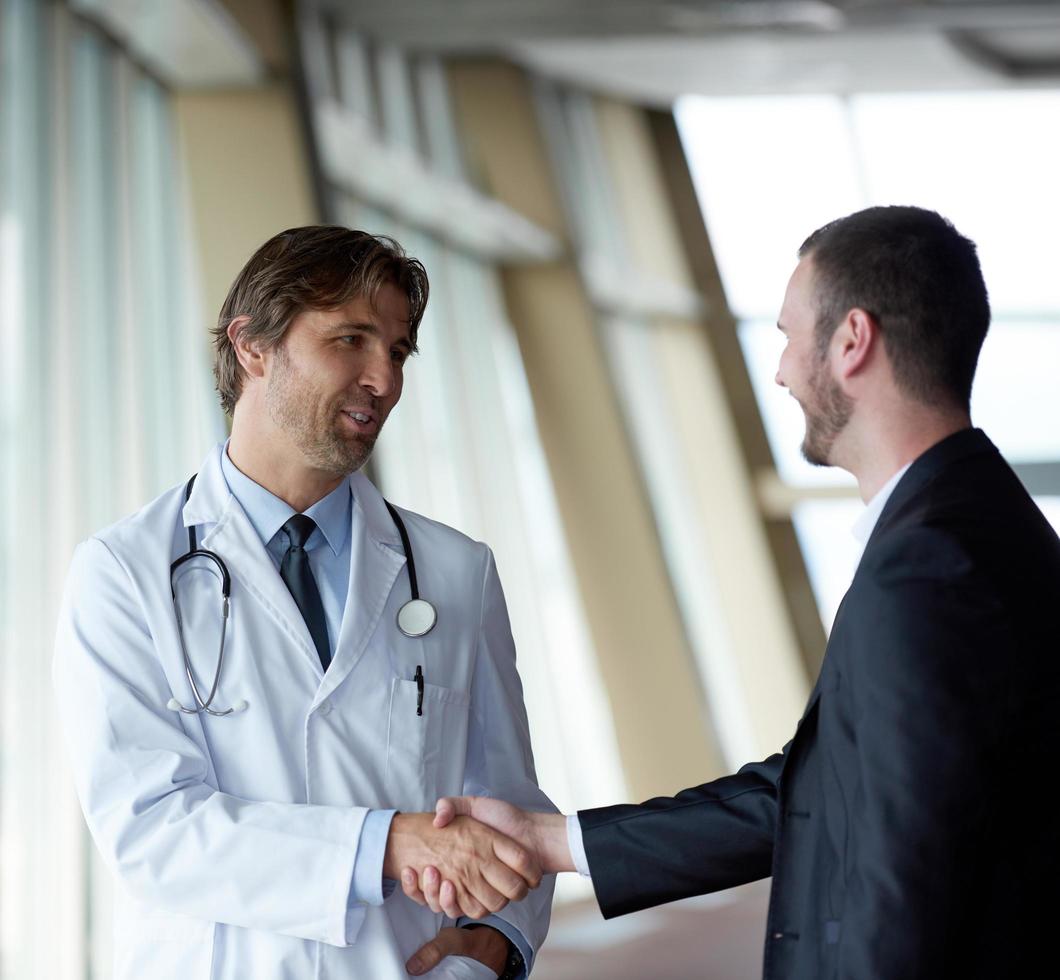 dokter handdruk met een geduldig foto