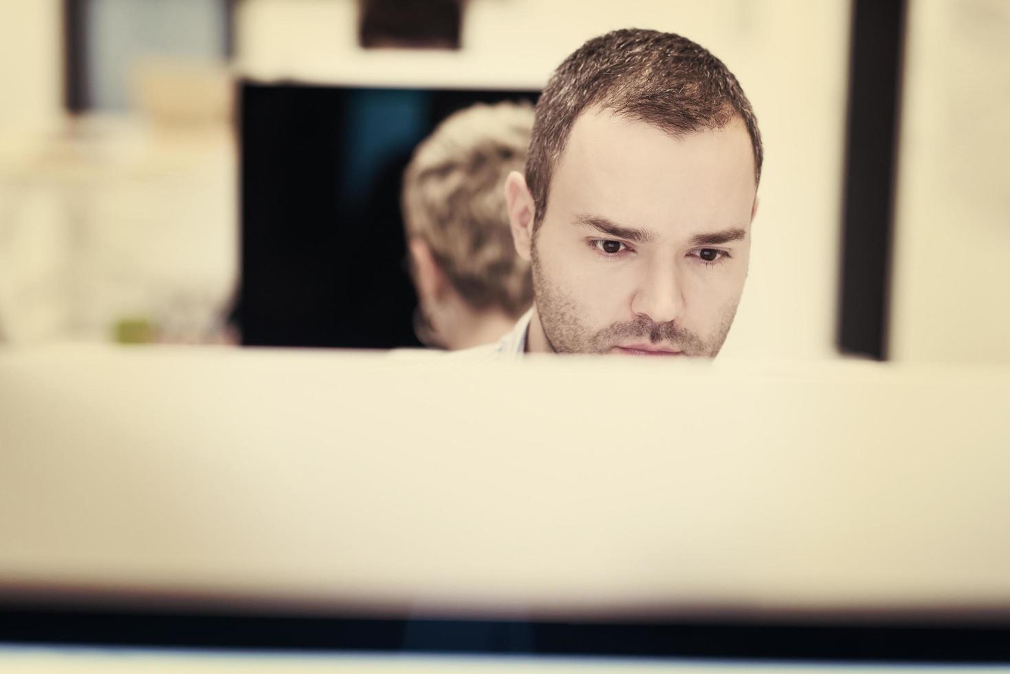 opstarten bedrijf, software ontwikkelaar werken Aan bureaublad computer foto