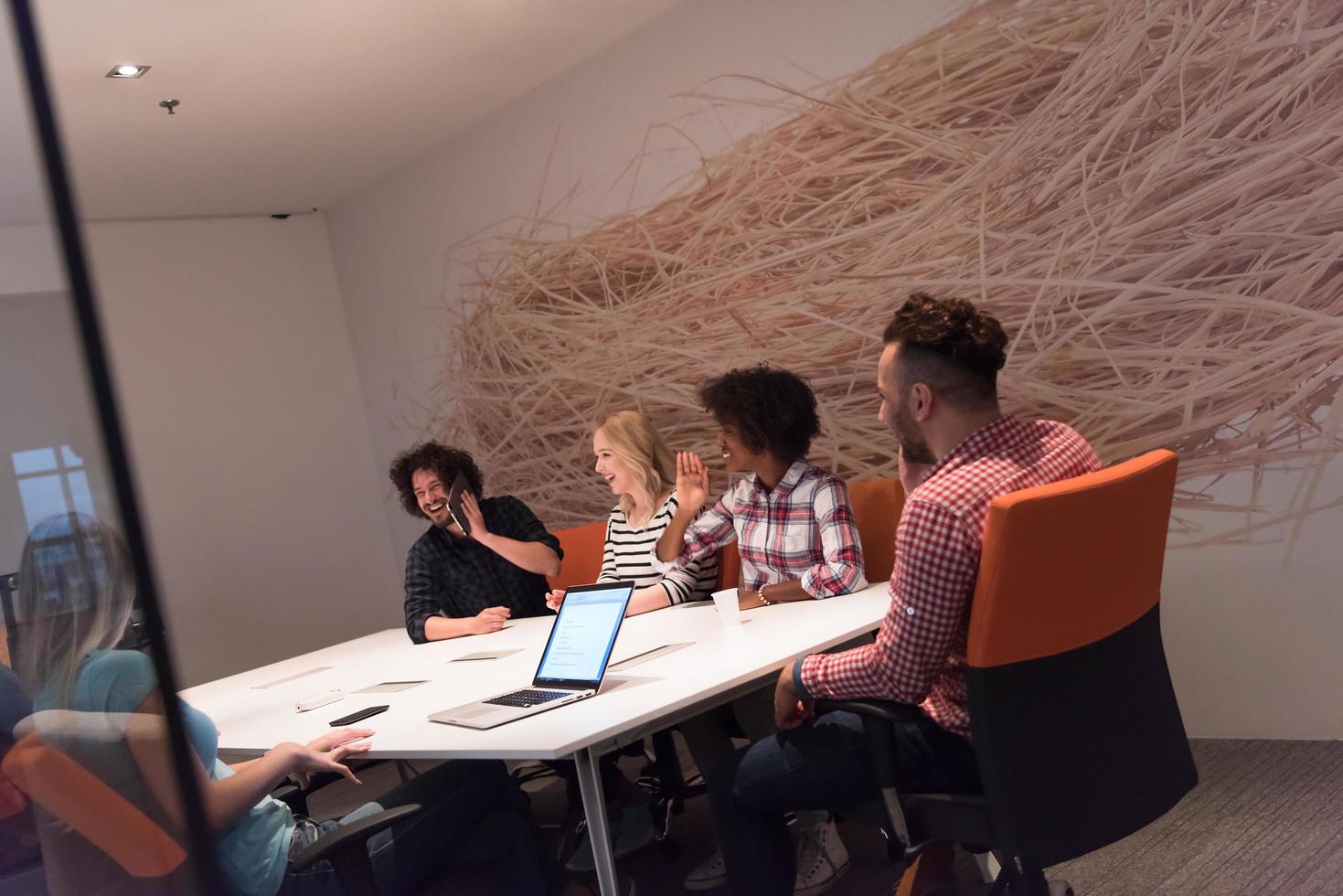 multi-etnisch opstarten bedrijf team Aan vergadering foto