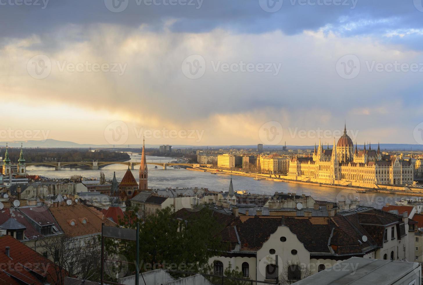 panorama van Boedapest bij zonsondergang foto
