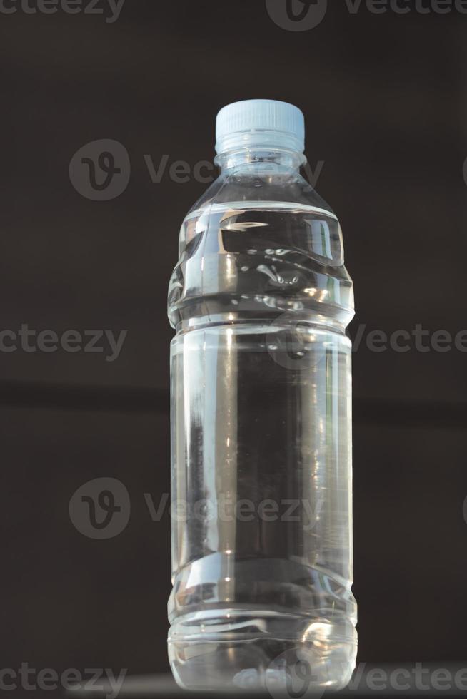 fles van gezuiverd water. foto