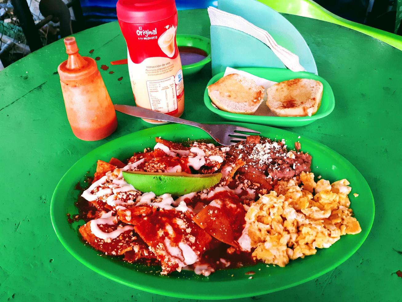 Mexicaans ontbijt in kleurrijk cafe foto