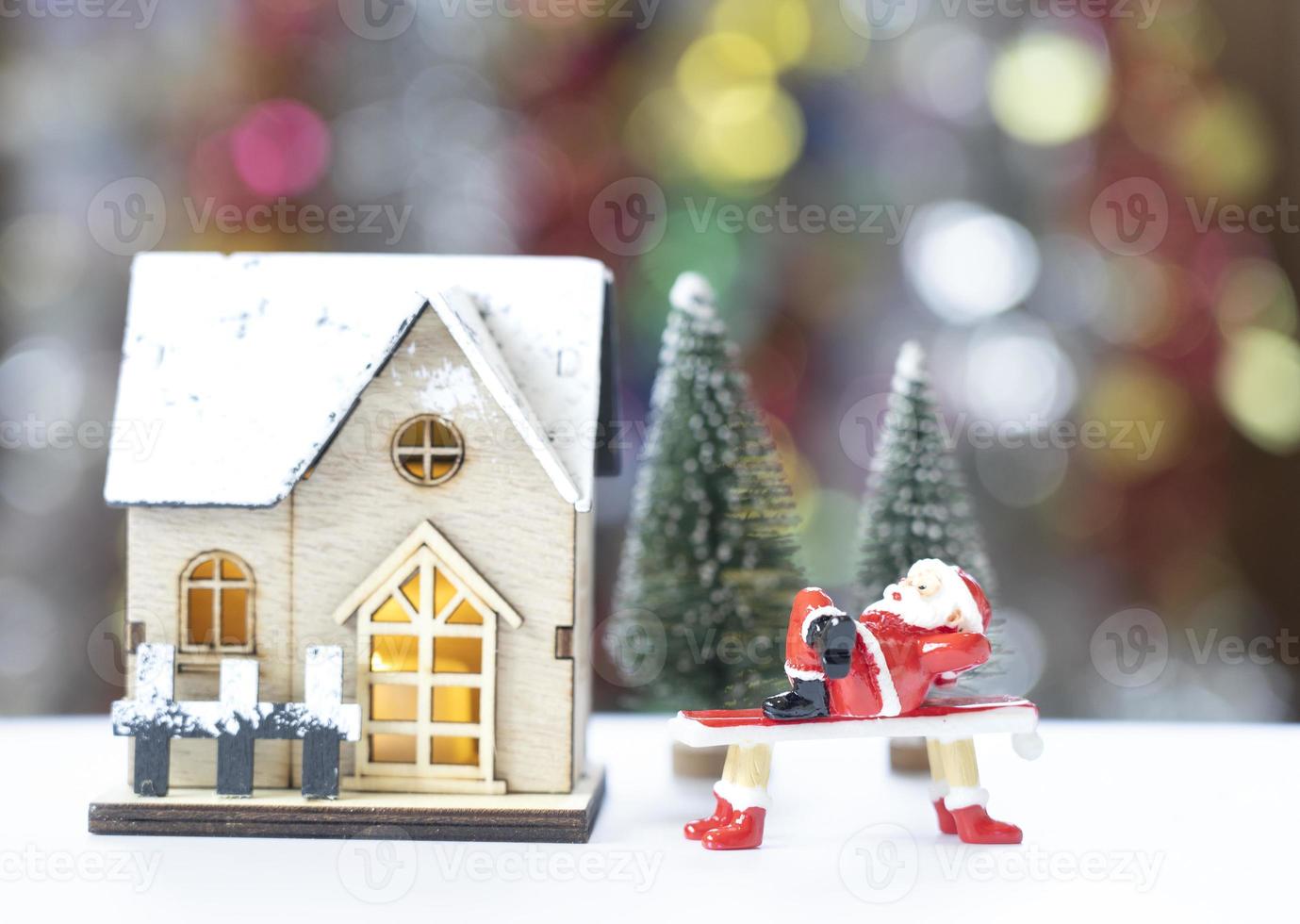 de kerstman claus achterover leunen Aan een rood kerkbank in voorkant van de Kerstmis boom in verwachting van de grappig en geluk festival. foto