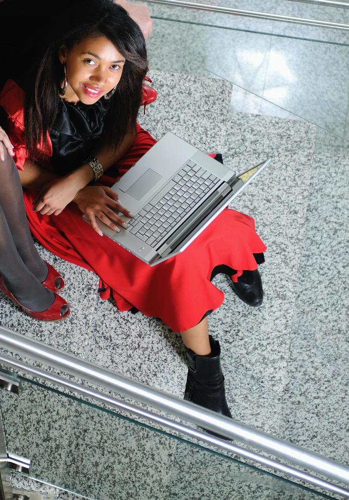 bedrijf vrouw met laptop Aan trappenhuis foto