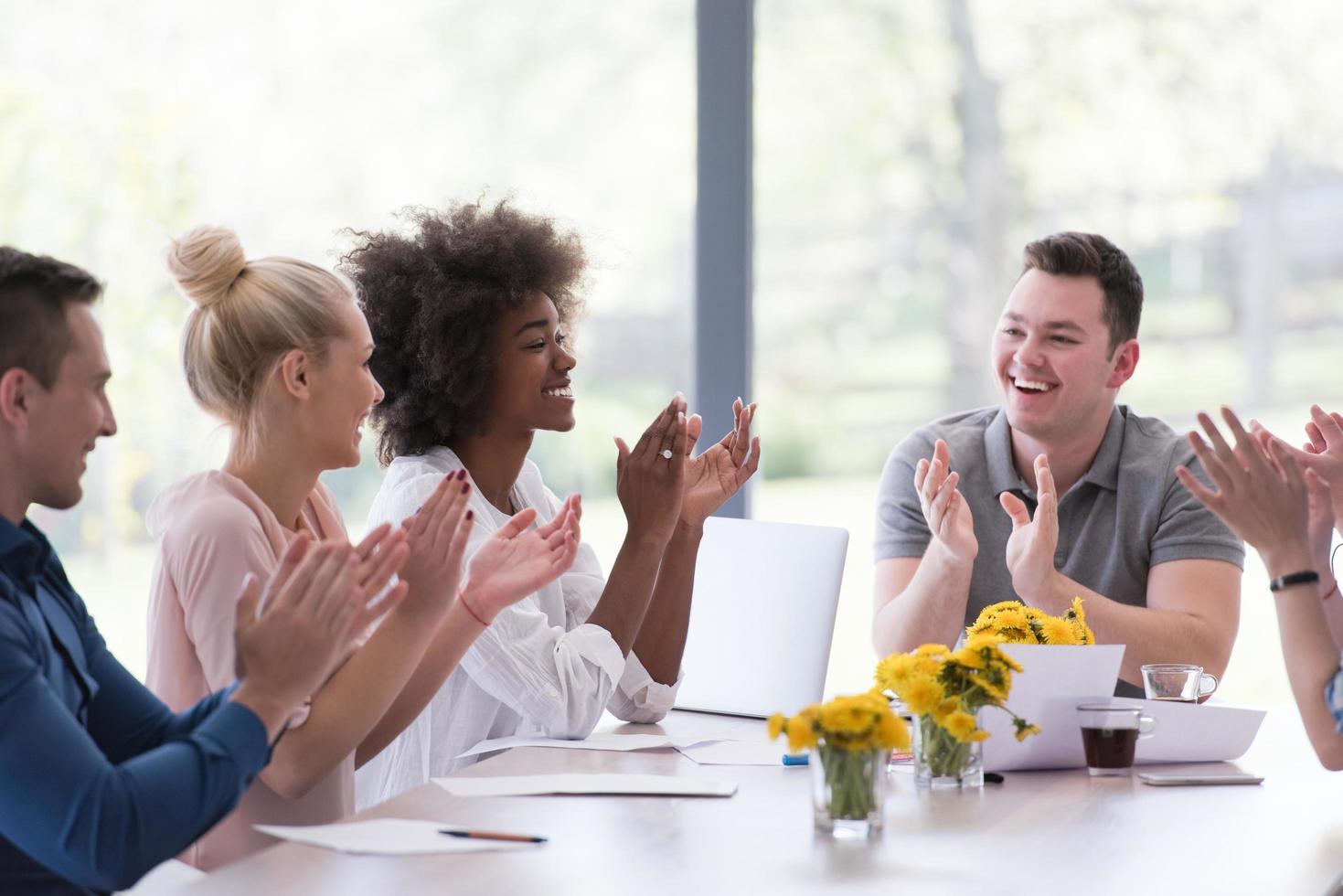 multi-etnisch opstarten groep van jong bedrijf mensen vieren succes foto