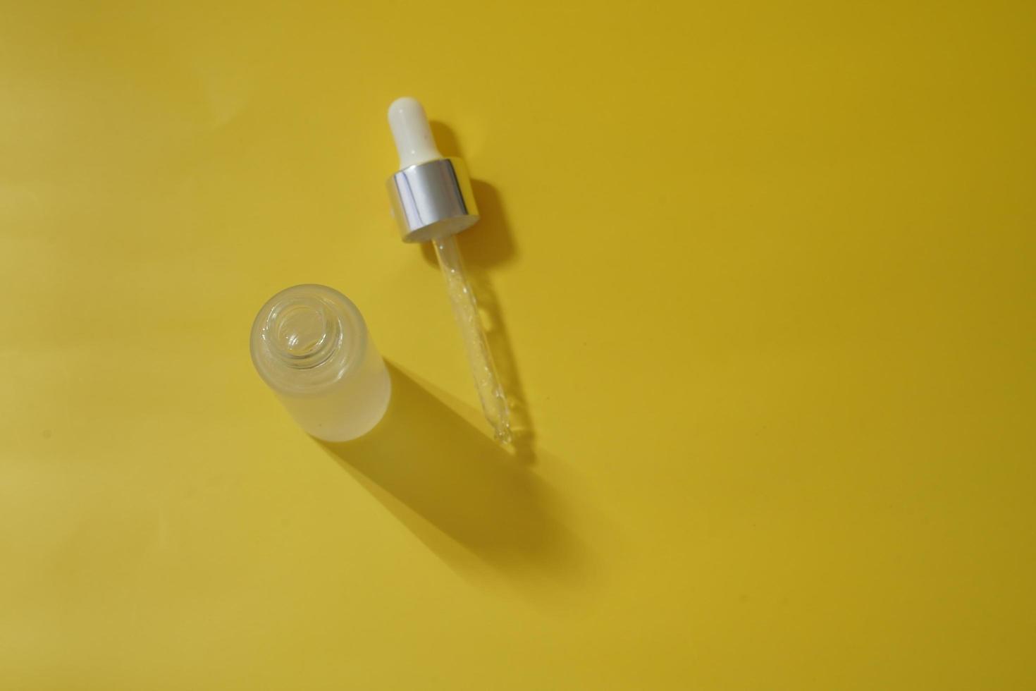 immuniteit bescherming concept, antiviraal het voorkomen serum en schoonheidsmiddelen met vitamine c. essentieel olie van citrus vruchten. hyaluronzuur zuur, botuline, serum in flesjes. concept van kunstmatig chirurgie voor gelaats foto