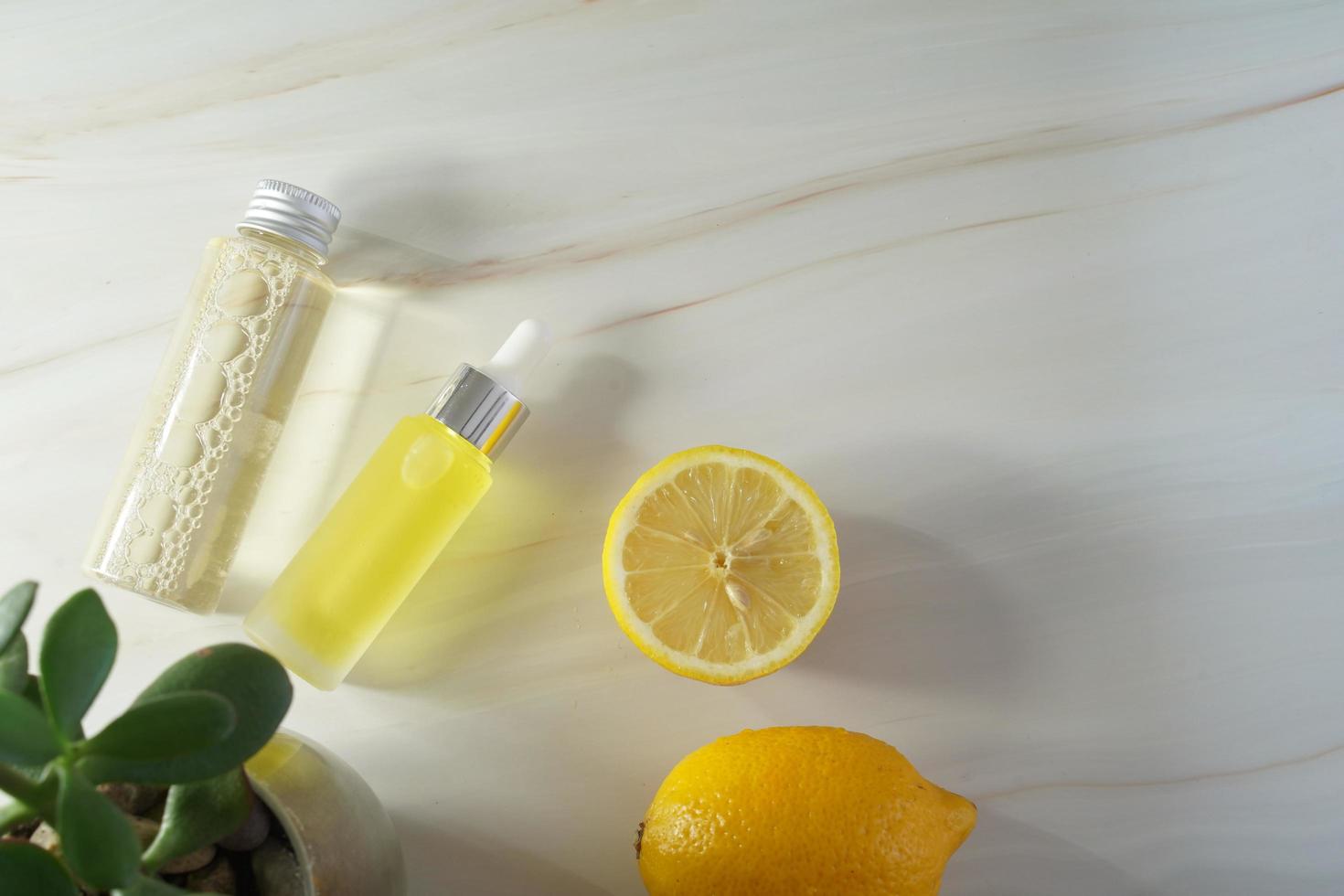 immuniteit bescherming concept, antiviraal het voorkomen serum en schoonheidsmiddelen met vitamine c. essentieel olie van citrus vruchten. hyaluronzuur zuur, botuline, serum in flesjes. concept van kunstmatig chirurgie voor gelaats foto