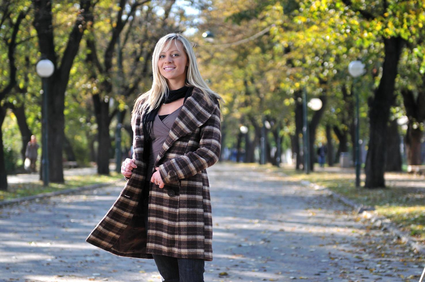 schattige jonge vrouw die lacht foto